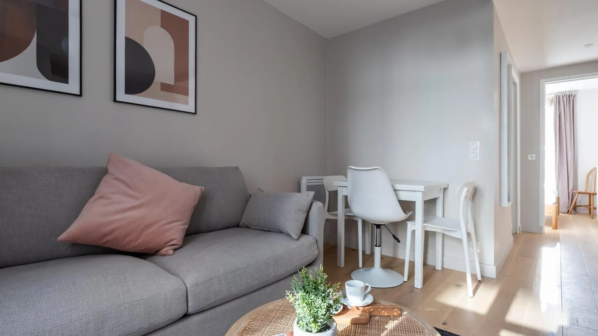 Take It Easy In This Stylish Architect Flat contacts